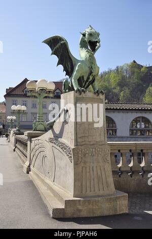 Bronze Statue eines Drachen auf den Drachen Brücke, Zmajski Most, Ljubljana, Slowenien Stockfoto