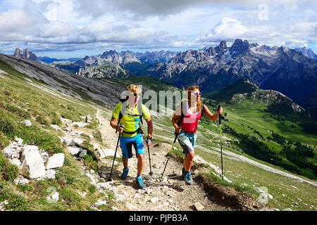 Wanderer auf der Aufstieg von der Plätzwiese auf den Gipfel des Dürrenstein, im Hintergrund der Monte Cristallo und die Drei Stockfoto