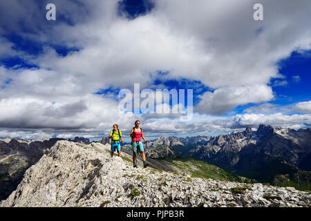 Wanderer auf der Aufstieg von der Plätzwiese auf den Gipfel des Dürrenstein, im Hintergrund der Monte Cristallo und die Drei Stockfoto
