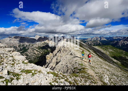 Wanderer auf der Aufstieg von der Plätzwiese auf den Gipfel des Dürrenstein, im Hintergrund der Monte Cristallo und die Drei Stockfoto