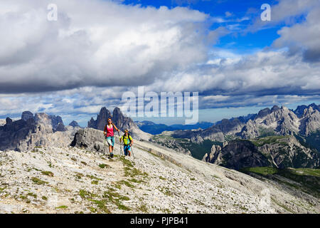 Wanderer auf der Aufstieg von der Plätzwiese auf den Gipfel des Dürrenstein, im Hintergrund der Monte Cristallo und die Drei Stockfoto
