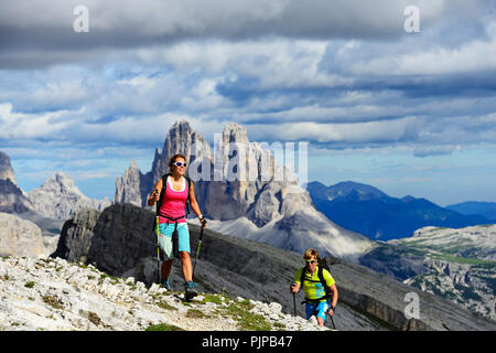 Wanderer auf der Aufstieg von der Plätzwiese auf den Gipfel des Dürrenstein, im Hintergrund die Gipfel der Drei Zinnen von Stockfoto