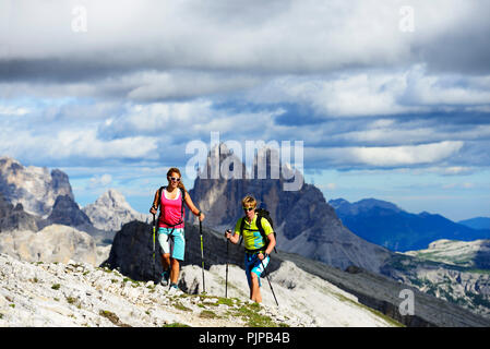 Wanderer auf der Aufstieg von der Plätzwiese auf den Gipfel des Dürrenstein, im Hintergrund die Gipfel der Drei Zinnen von Stockfoto