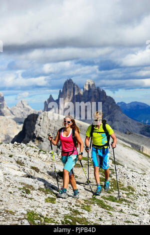 Wanderer auf der Aufstieg von der Plätzwiese auf den Gipfel des Dürrenstein, im Hintergrund die Gipfel der Drei Zinnen von Stockfoto