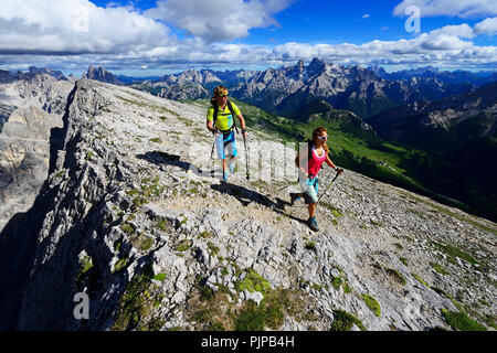 Wanderer auf der Aufstieg von der Plätzwiese auf den Gipfel des Dürrenstein, im Hintergrund der Monte Cristallo und die Drei Stockfoto