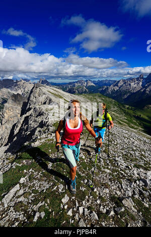 Wanderer auf der Aufstieg von der Plätzwiese auf den Gipfel des Dürrenstein, im Hintergrund der Monte Cristallo und die Drei Stockfoto