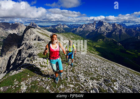 Wanderer auf der Aufstieg von der Plätzwiese auf den Gipfel des Dürrenstein, im Hintergrund der Monte Cristallo und die Drei Stockfoto