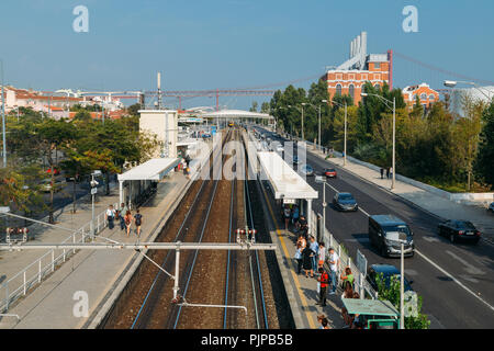 Lissabon, Portugal - Sept. 7, 2018: Zug in Belem Station auf der Linie von Cascais Reisen parallel zu den Indien Avenue in Belem, Lissabon, Portugal Stockfoto