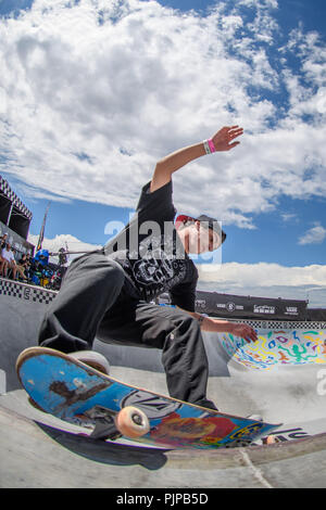 Ein fischaugenobjektiv als Skateboarder Praxis in den Vans Pro Bowl während des Vans Park Serie Gelände Skateboard wm-Tour als Fans beobachten während der 6.Tag bei den Australian Open des Surfens in Manly Beach, Australien. Stockfoto