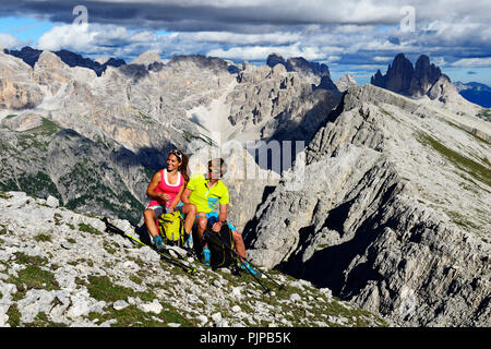 Wanderer auf der Aufstieg von der Plätzwiese auf den Gipfel des Dürrenstein, im Hintergrund die Gipfel der Drei Zinnen von Stockfoto