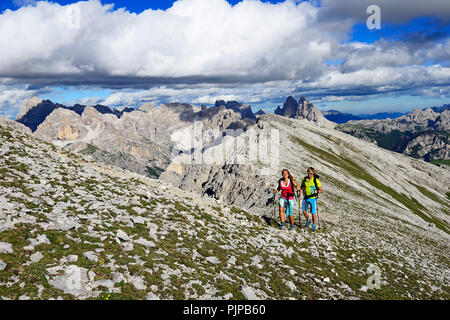 Wanderer auf der Aufstieg von der Plätzwiese auf den Gipfel des Dürrenstein, im Hintergrund die Gipfel der Drei Zinnen von Stockfoto