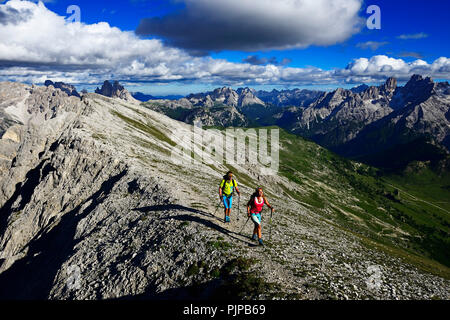 Wanderer auf der Aufstieg von der Plätzwiese auf den Gipfel des Dürrenstein, im Hintergrund der Monte Cristallo und die Drei Stockfoto