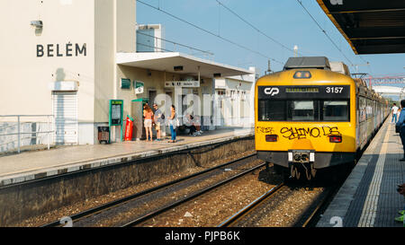 Lissabon, Portugal - Sept. 7, 2018: Zug in Belem Station auf der Linie von Cascais Reisen parallel zu den Indien Avenue in Belem, Lissabon, Portugal Stockfoto