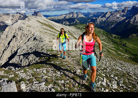 Wanderer auf der Aufstieg von der Plätzwiese auf den Gipfel des Dürrenstein, im Hintergrund der Monte Cristallo und die Drei Stockfoto
