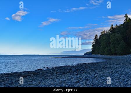 Auf einer einzigartigen Sommertag, der fast vollständig blaue Färbungen der tropischen Landschaft von Rebecca Spit auf Quadra Island zu erfassen. Stockfoto