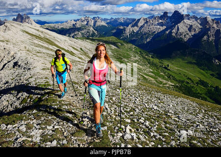 Wanderer auf der Aufstieg von der Plätzwiese auf den Gipfel des Dürrenstein, im Hintergrund der Monte Cristallo und die Drei Stockfoto
