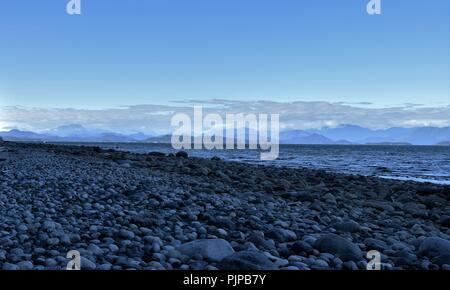 Auf einer einzigartigen Sommertag, der fast vollständig blaue Färbungen der tropischen Landschaft von Rebecca Spit auf Quadra Island zu erfassen. Stockfoto