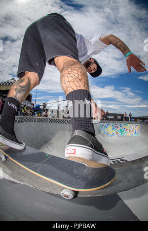 Ein fischaugenobjektiv als Skateboarder Praxis in den Vans Pro Bowl während des Vans Park Serie Gelände Skateboard wm-Tour als Fans beobachten während der 6.Tag bei den Australian Open des Surfens in Manly Beach, Australien. Stockfoto