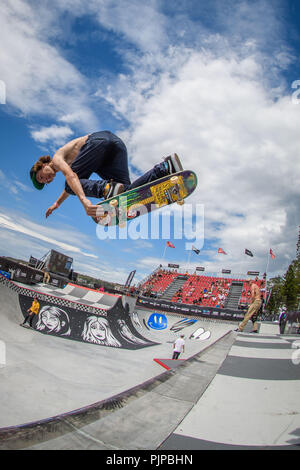 Ein fischaugenobjektiv als Skateboarder Praxis in den Vans Pro Bowl während des Vans Park Serie Gelände Skateboard wm-Tour als Fans beobachten während der 6.Tag bei den Australian Open des Surfens in Manly Beach, Australien. Stockfoto