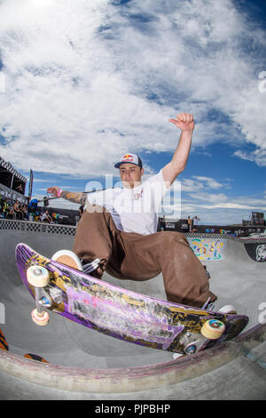 Ein fischaugenobjektiv als Skateboarder Praxis in den Vans Pro Bowl während des Vans Park Serie Gelände Skateboard wm-Tour als Fans beobachten während der 6.Tag bei den Australian Open des Surfens in Manly Beach, Australien. Stockfoto