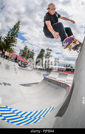 Ein fischaugenobjektiv als Skateboarder Praxis in den Vans Pro Bowl während des Vans Park Serie Gelände Skateboard wm-Tour als Fans beobachten während der 6.Tag bei den Australian Open des Surfens in Manly Beach, Australien. Stockfoto