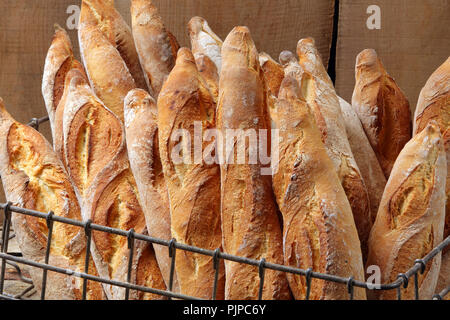Baguette in Metall Korb Stockfoto