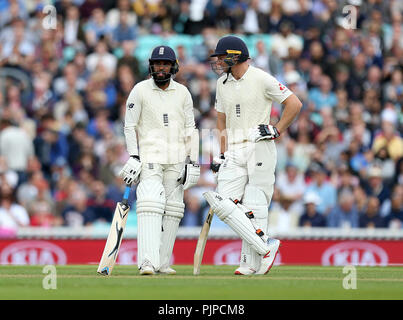 England's Adil Rashid und Jos Buttler erwarten die Entscheidung für eine Lbw Indiens Jasprit Bumrah entlassen (nicht im Bild) beim Testspiel am Kia Oval, London. Stockfoto