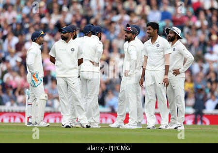 Indiens Jasprit Bumrah (Zweiter von rechts) beobachtet die TV-Wiedergabe vor der Wicket mit Lbw von Englands Adil Rashid (nicht im Bild) beim Testspiel am Kia Oval, London. Stockfoto