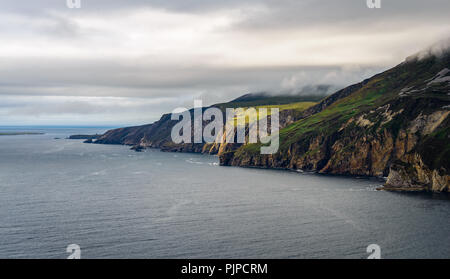 Fantastische Aussicht auf neblige Atlantikklippen von Slieve League Berg an der Atlantikküste der Grafschaft Donegal in Irland Stockfoto