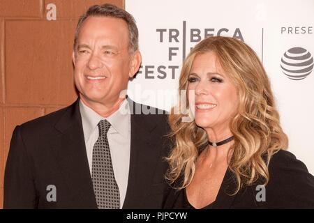 Rita Wilson und Tom Hanks zu Fuß den roten Teppich, wie er kommt, um die Weltpremiere von "Der Kreis" im Tribeca Film Festival 2017 in New York zu besuchen. Stockfoto