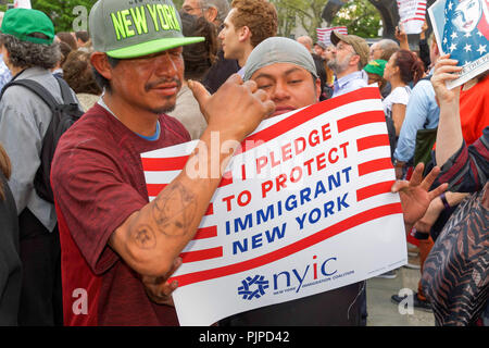 Mai Tag Demonstranten halten Schilder in Foley Square, Manhattan. Eingewanderte Arbeiter und ihre Verbündeten gekennzeichneten Tag, als Internationalen Tag der Arbeit mit "Der Aufstieg bis New York!' Rally in New York City gefeiert. Stockfoto