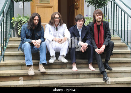 Michael Gagliano, Emanuele Angeletti, John Brosnan und Ben Cullingworth, Darsteller aus dem West End Musical "Let It Be", der legendären Beatles Fotos auf die Schritte der Abbey Road Studios neu, vor dem Graffiti an der Wand und auf der Abbey Road Kreuzung. Mit: Michael Gagliano, Emanuele Angeletti, John Brosnan, Ben Cullingworth Wo: London, Großbritannien Wann: 08 Aug 2018 Quelle: WENN.com Stockfoto