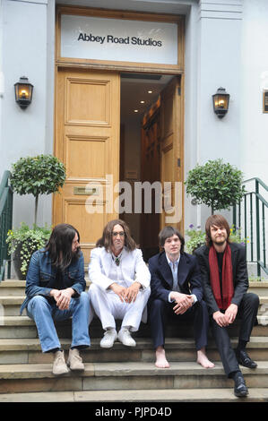 Michael Gagliano, Emanuele Angeletti, John Brosnan und Ben Cullingworth, Darsteller aus dem West End Musical "Let It Be", der legendären Beatles Fotos auf die Schritte der Abbey Road Studios neu, vor dem Graffiti an der Wand und auf der Abbey Road Kreuzung. Mit: Michael Gagliano, Emanuele Angeletti, John Brosnan, Ben Cullingworth Wo: London, Großbritannien Wann: 08 Aug 2018 Quelle: WENN.com Stockfoto