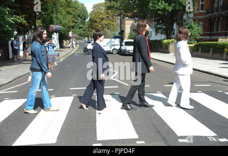 Michael Gagliano, Emanuele Angeletti, John Brosnan und Ben Cullingworth, Darsteller aus dem West End Musical "Let It Be", der legendären Beatles Fotos auf die Schritte der Abbey Road Studios neu, vor dem Graffiti an der Wand und auf der Abbey Road Kreuzung. Mit: Michael Gagliano, Emanuele Angeletti, John Brosnan, Ben Cullingworth Wo: London, Großbritannien Wann: 08 Aug 2018 Quelle: WENN.com Stockfoto