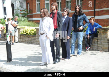 Michael Gagliano, Emanuele Angeletti, John Brosnan und Ben Cullingworth, Darsteller aus dem West End Musical "Let It Be", der legendären Beatles Fotos auf die Schritte der Abbey Road Studios neu, vor dem Graffiti an der Wand und auf der Abbey Road Kreuzung. Mit: Michael Gagliano, Emanuele Angeletti, John Brosnan, Ben Cullingworth Wo: London, Großbritannien Wann: 08 Aug 2018 Quelle: WENN.com Stockfoto