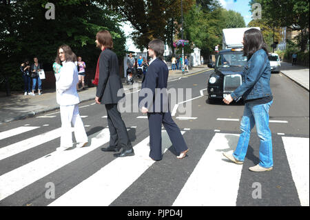 Michael Gagliano, Emanuele Angeletti, John Brosnan und Ben Cullingworth, Darsteller aus dem West End Musical "Let It Be", der legendären Beatles Fotos auf die Schritte der Abbey Road Studios neu, vor dem Graffiti an der Wand und auf der Abbey Road Kreuzung. Mit: Michael Gagliano, Emanuele Angeletti, John Brosnan, Ben Cullingworth Wo: London, Großbritannien Wann: 08 Aug 2018 Quelle: WENN.com Stockfoto