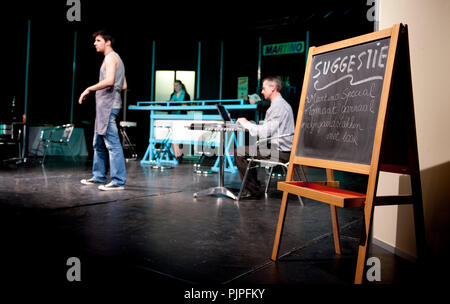 Theater Company Toneel De Wijngaard spielen 'Martino' von Arne Sierens, unter der Regie von Jan Vanderlinden (Belgien, 27/03/2014) Stockfoto