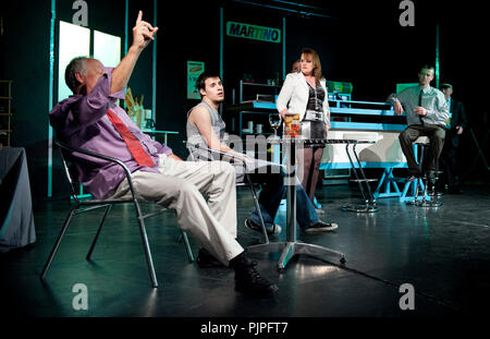 Theater Company Toneel De Wijngaard spielen 'Martino' von Arne Sierens, unter der Regie von Jan Vanderlinden (Belgien, 27/03/2014) Stockfoto