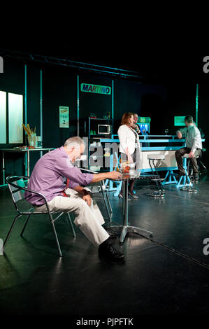 Theater Company Toneel De Wijngaard spielen 'Martino' von Arne Sierens, unter der Regie von Jan Vanderlinden (Belgien, 27/03/2014) Stockfoto