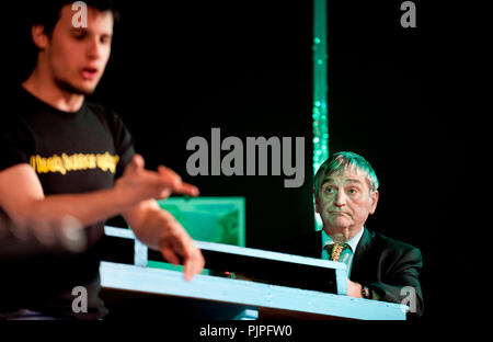 Theater Company Toneel De Wijngaard spielen 'Martino' von Arne Sierens, unter der Regie von Jan Vanderlinden (Belgien, 27/03/2014) Stockfoto