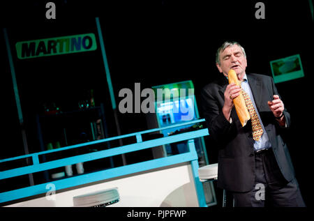 Theater Company Toneel De Wijngaard spielen 'Martino' von Arne Sierens, unter der Regie von Jan Vanderlinden (Belgien, 27/03/2014) Stockfoto