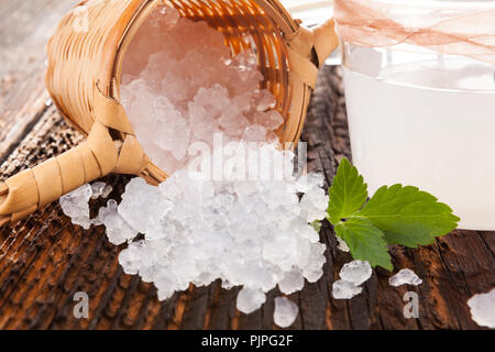 Tibi Kristalle im Körbchen mit fermentierten Wasser auf Holztisch. Stockfoto