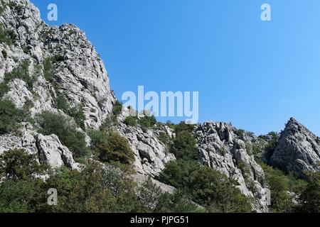 Herrliche Höhenlage auf die Berge im Nationalpark Paklenica, Kroatien. Stockfoto