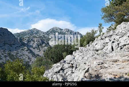 Herrliche Höhenlage auf die Berge im Nationalpark Paklenica, Kroatien. Stockfoto