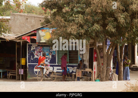 Menschen in einem Dorf in Tansania Stockfoto