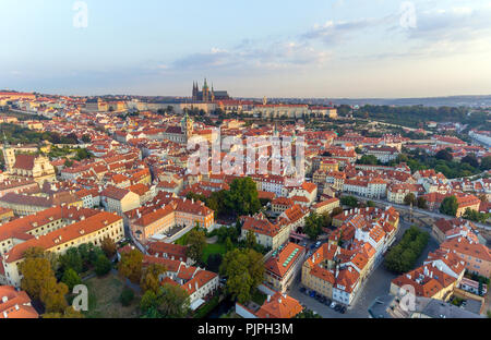 Die Prager Burg, die Residenz des Präsidenten, alten roten Dächer Stockfoto