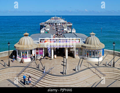Ein Blick auf die Anlegestelle auf der North Norfolk Coast in den Badeort Cromer, Norfolk, England, Vereinigtes Königreich, Europa. Stockfoto