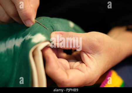 Handgearbeitete handgefertigt tie dye Stoff Handtasche Stockfoto