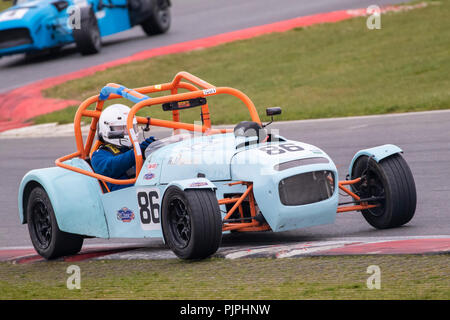 2008 MK Indy R Klasse J mit Fahrer Stephen Riley während der cscc Gold Kunst herrliche Sevens Rennen in Snetterton, Norfolk, Großbritannien. Stockfoto