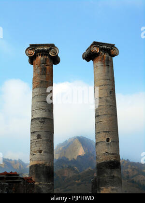 Zwei der großen Säulen des Tempels der Artemis Ruinen von Ephesus/Sardes in der Türkei bleiben. Stockfoto